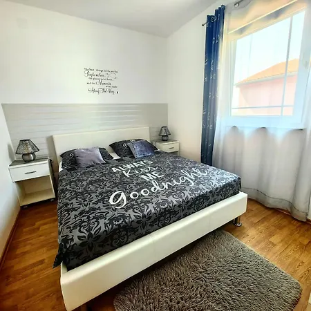 Lea With Pool Apartman Malinska