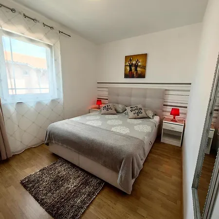 Apartament Lea With Pool