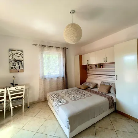 Lea With Pool Apartman Malinska