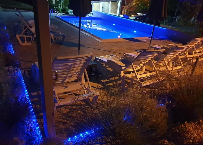 Apartman Lea With Pool Malinska