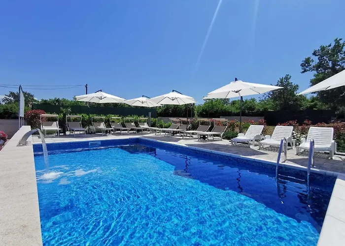 Lea With Pool Apartman Malinska