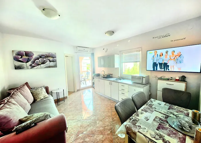 Apartman Lea With Pool Malinska