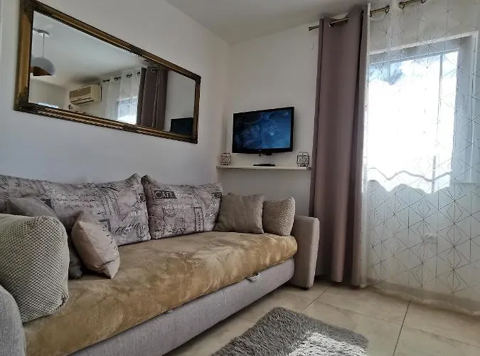 Apartman Lea With Pool Malinska