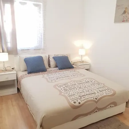 Lea With Pool مالينسكا