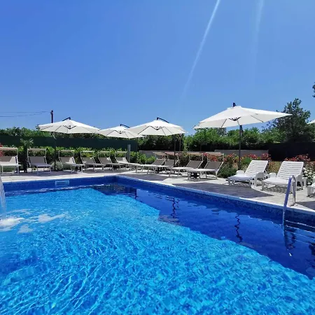 Lea With Pool Apartment Malinska