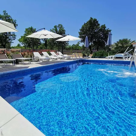 Lea With Pool Apartment Malinska