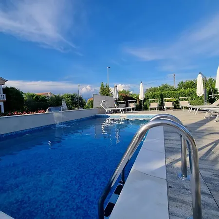 Apartment Lea With Pool Malinska