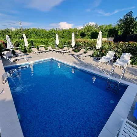 Lea With Pool דירה