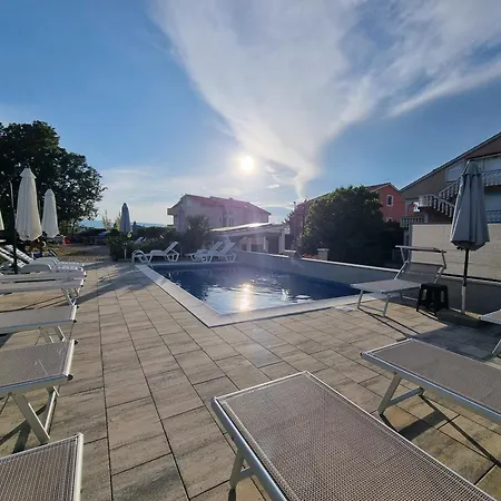 Apartment Lea With Pool Malinska