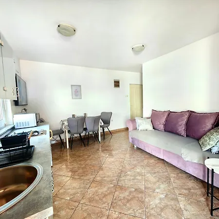 Apartment Lea With Pool