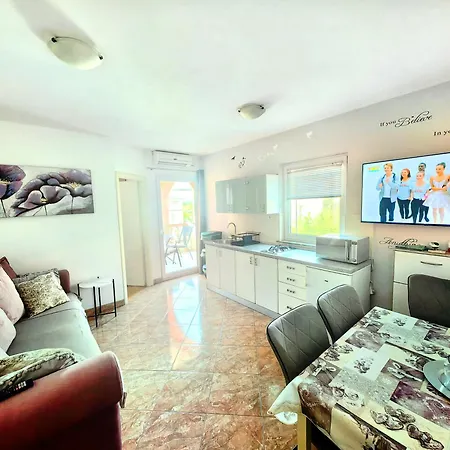 Apartment Lea With Pool Malinska