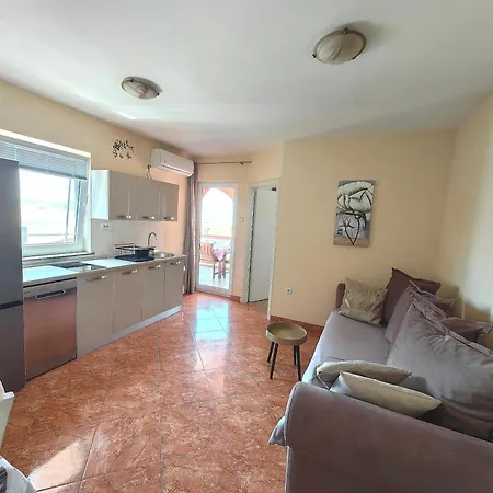 Apartment Lea With Pool