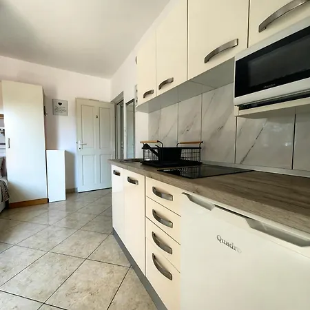 Apartment Lea With Pool Malinska