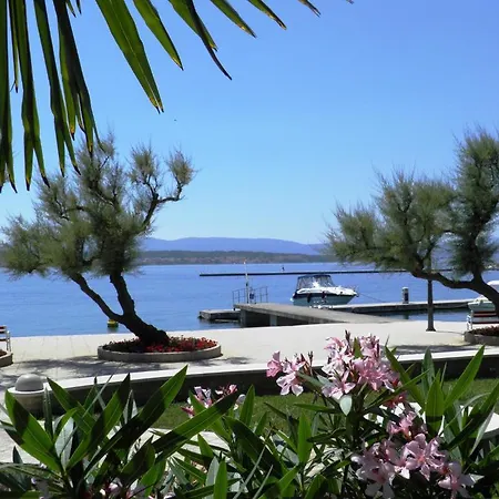 Apartment Lea With Pool Malinska