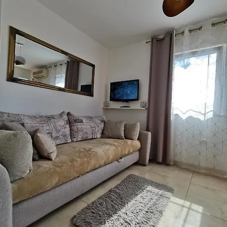 Apartment Lea With Pool Malinska