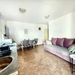 Apartament Lea With Pool