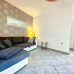 Lea With Pool Apartament *