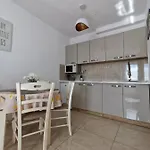 Lea With Pool Apartament Malinska